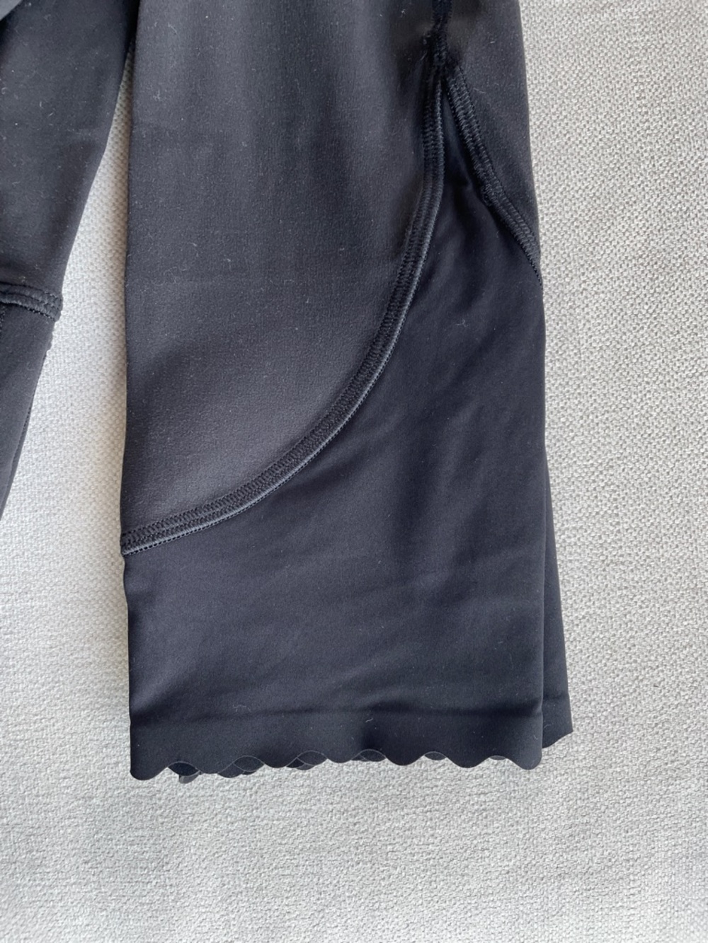 Lululemon Align Scalloped Hem High-Rise Crop 23", Size 2
Black - Picture 10 of 10